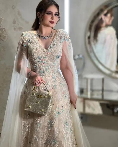 فستان سهره فخم المزين بالورود والتطريز