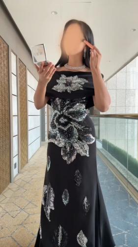 فستان سهره سراميك اسود المزين بالكلفه الخرز ذيل شي...