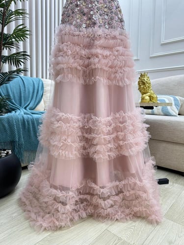 فستان سهره تل المزين بالتطريز مزين بالطبقات