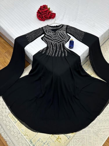 فستان شيفون جورجيت المزين بالتطريز اليدوي على القم...