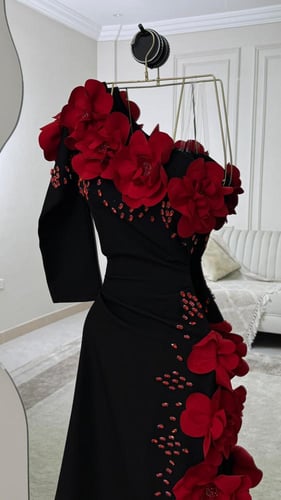 فستان سهره المزين بالورود البارزه والتطريز اليدوي...