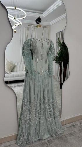 فستان سهره فخم المزين بالتطريز اليدوي بشكل انيق