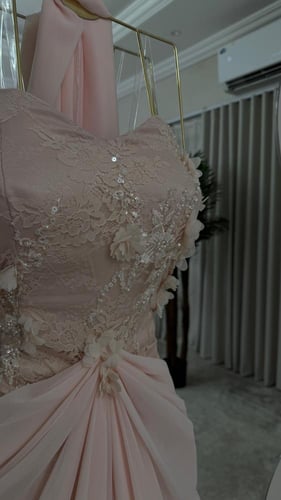 فستان شيفون جورجيت المزين بالتطريز والورود مزين با...