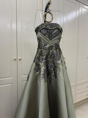 فستان ميكادو المزين بالتطريز اليدوي خرز