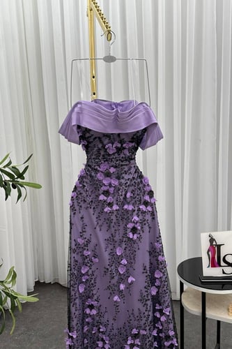 فستان باربي وتل مزين بالتطريز والورود البارزه