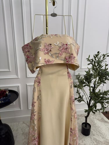 فستان باربي المزين بالتطريز ورود