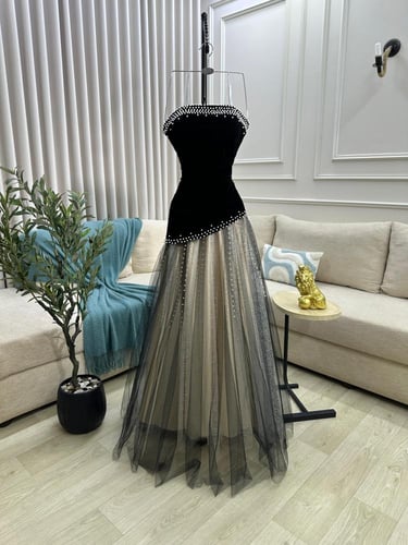 فستان سهره جوخ وتل دبل كلوش مبطن مزين بالتطريز بشك...