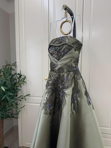 فستان ميكادو المزين بالتطريز اليدوي خرز