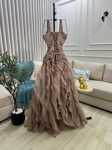 فستان سهره المزين بالتطريز مزين بطبقات بشكل انيق