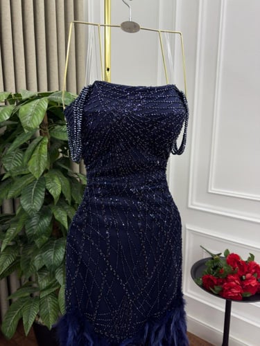 فستان سهره المزين بالتطريز والريش