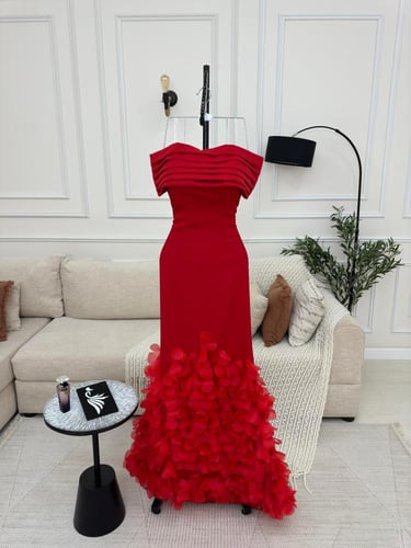 فستان سهره باربي المزين بالورود البارزه بشكل انيق...