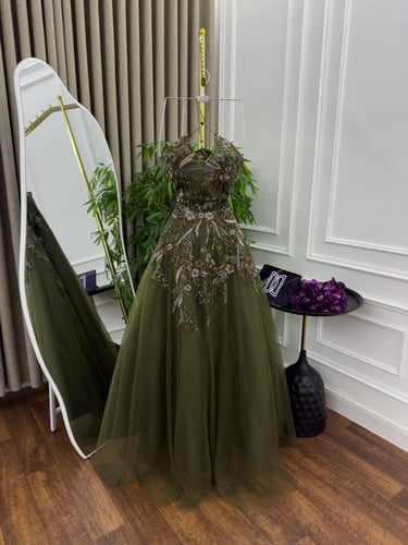 فستان سهره تل كوري المزين بالكلفه المطرزه