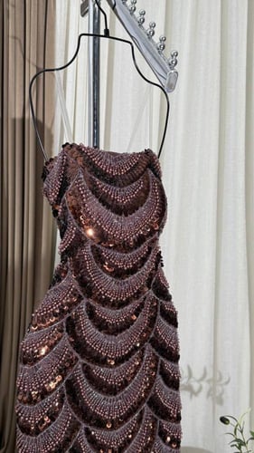 فستان سهره المزين بالتطريز ذيل ميكادو