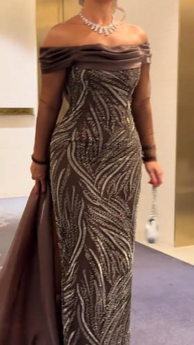 فستان سهره المزين بالتطريز ذيل اورجنزا