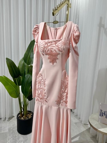 فستان باربي المزين بالتطريز اليدوي