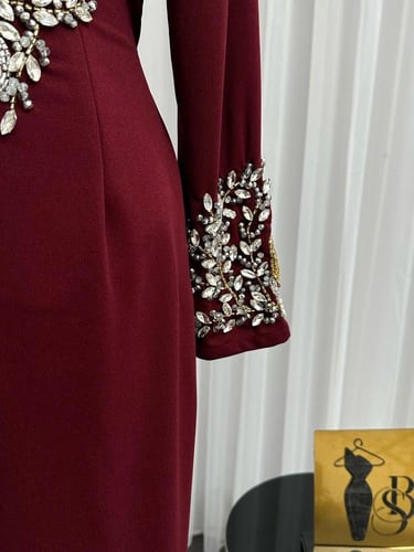 جلابيه لكرا كريب استرتش المزين بالتطريز اليدوي الف...