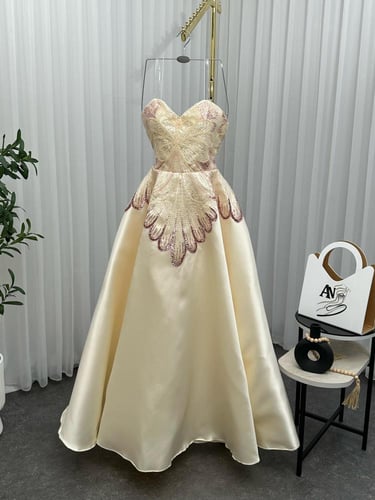 فستان سهره ميكادو دبل كلوش المزين بالكلفه المطرزه...