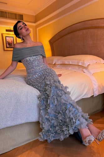 فستان سهره المزين بالخرز والورود البارزه