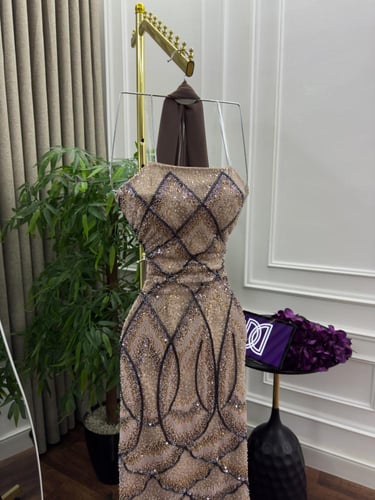 فستان سهره كلفه مزينه بالتطريز بشكل انيق ومتناسق ش...