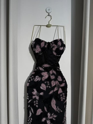 فستان سهره قطيفه مزين بالطريز بطانه باربي