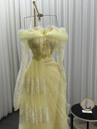 فستان سهره دانتيل على تل المزين بالتطريز