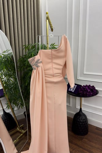 فستان باربي المزين بالتطريز اليدوي