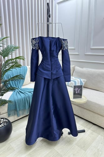 فستان ميكادو المزين بالتطريز اليدوي على القماش