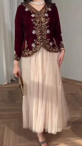 طقم قطعتين جاكت مخمل مزين بالتطريز بشكل انيق وتل ك...