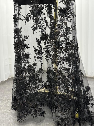 فستان باربي اسود المزين بالورود البارزه على تل