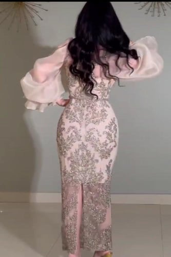 فستان سهره المزين بالتطريز بشكل كثيف ومثالي والمزي...