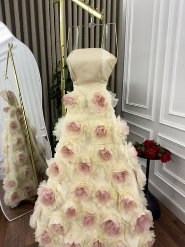 فستان سهره فخم دبل كلوش المزين بالورود البارزه