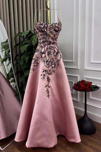 فستان ميكادو المزين بالكلفه المطرزه