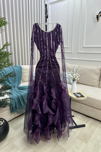 فستان تفته وتل وجازار مزين بالطبقات بشكل انيق ومتن...