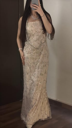 فستان سهره فخم المزين بالتطريز بشكل انيق