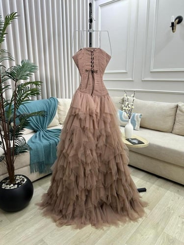 فستان سهره تل المزين بالطبقات بشكل انيق