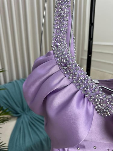 فستان ميكادو المزين بالتطريز اليدوي بشكل انيق ومتن...