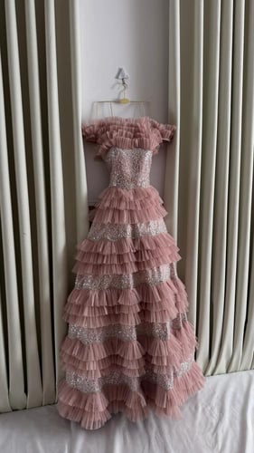 فستان سهره تل المزين بالطبقات بشكل انيق ومتناسق مز...