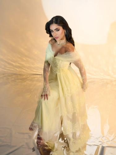فستان سهره دانتيل على تل المزين بالتطريز