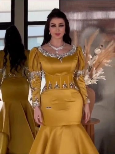 فستان ميكادو المزين بالتطريز اليدوي على القماش