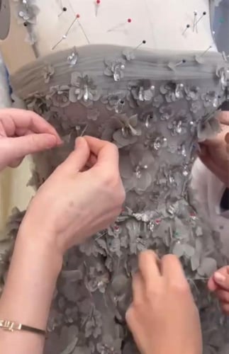 فستان سهره المزين بالورود المطرزه يدوي المشغوله بد...