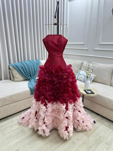 فستان سهره ميكادو المزين بالورود البارزه بشكل انيق...