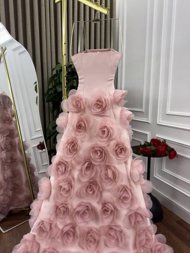 فستان سهره فخم دبل كلوش المزين بالورود البارزه
