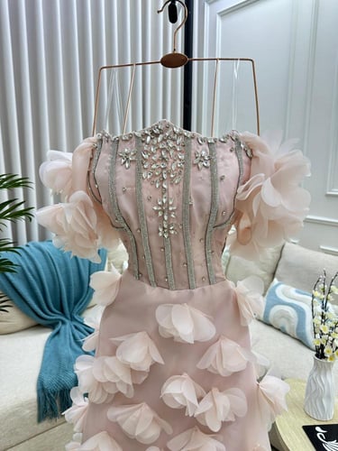 فستان سهره جازار المزين بالورود البارزه قصات ليزر...