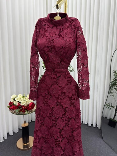 فستان مزين بالورود جبير