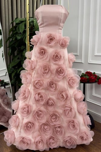 فستان سهره فخم دبل كلوش المزين بالورود البارزه