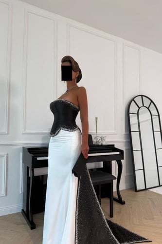 فستان باربي وذيل ميكادو المزين بالتطريز اليدوي