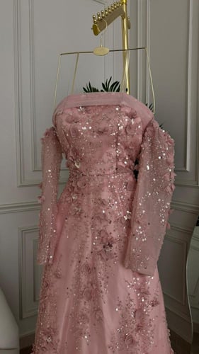 فستان سهره المزين بالورود مزين بالتطريز