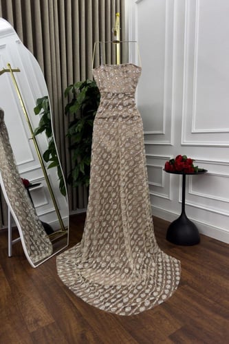 فستان سهره فخم المزين بالتطريز بشكل كثيف وانيق ومت...