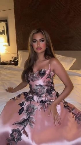 فستان ميكادو المزين بالكلفه المطرزه