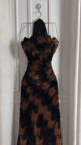 فستان سهره قطيفه المزين بالتطريز شال شيفون جورجيت